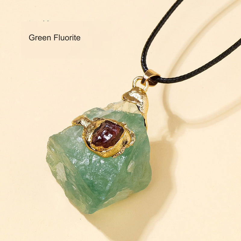 Original selected stone pendant with equivalent English photo-label translation; product and accent stones unchanged